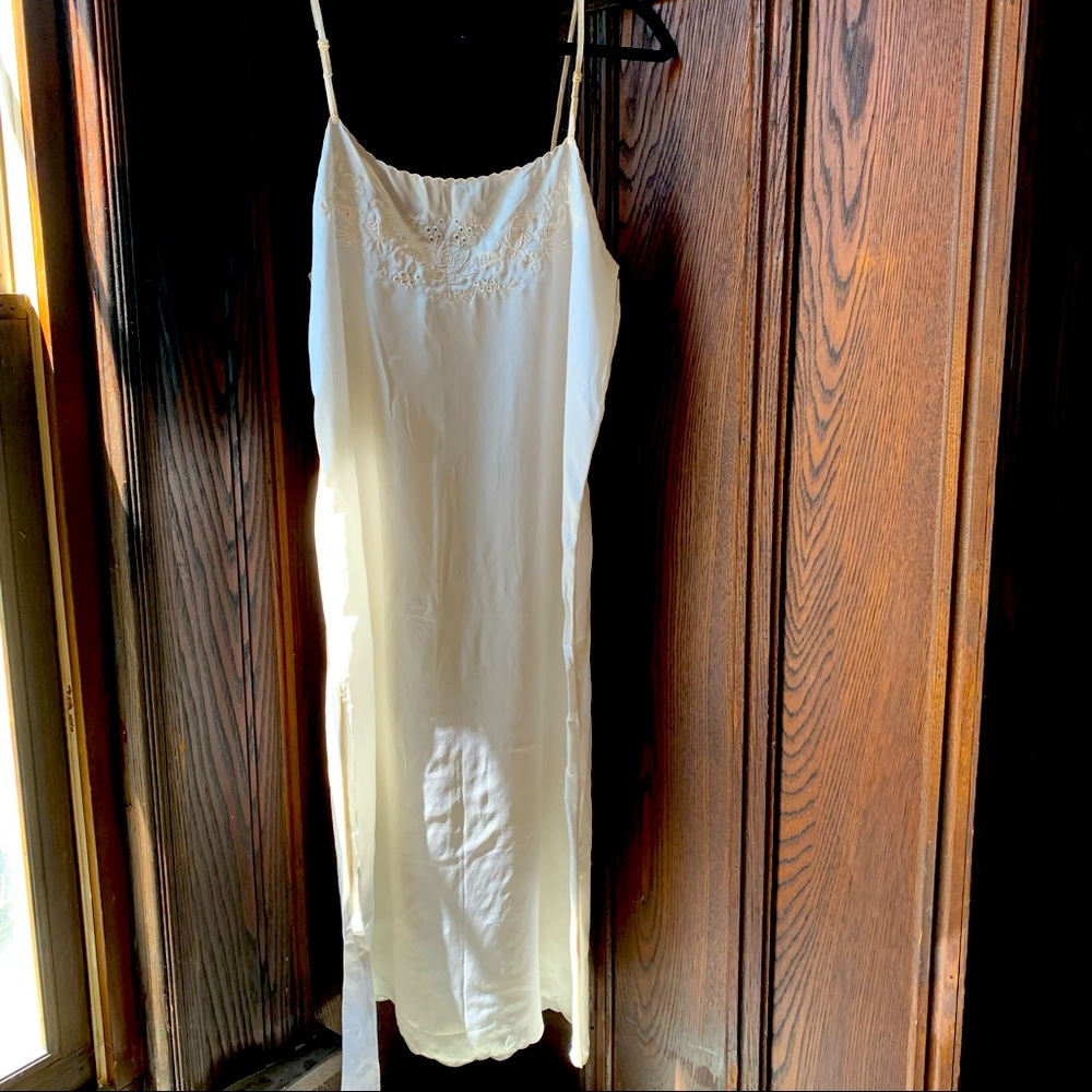 Tracy 100%silk Embroidered Lotus flower Chemise in Ivory -XS